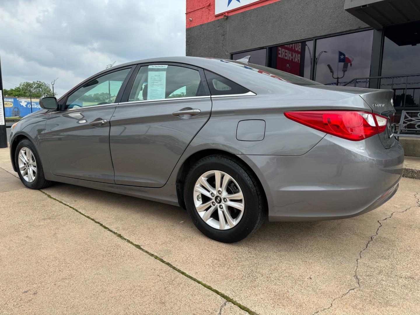 2013 GRAY /Gray HYUNDAI SONATA GLS 4dr Sedan (5NPEB4AC4DH) with an 2.4L I4 engine, Automatic 6-Speed transmission, located at 5900 E. Lancaster Ave., Fort Worth, TX, 76112, (817) 457-5456, 0.000000, 0.000000 - This is a 2013 Hyundai Sonata GLS 4dr Sedan that is in excellent condition. There are no dents or scratches. The interior is clean with no rips or tears or stains. All power windows, door locks and seats. Ice cold AC for those hot Texas summer days. It is equipped with a CD player, AM/FM radio, AUX - Photo#6